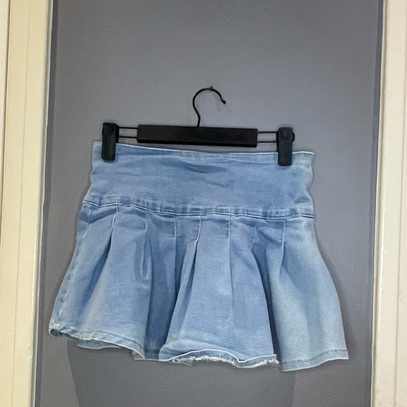 90’s Style Pleated Mini Skirt - Picture 3 of 4